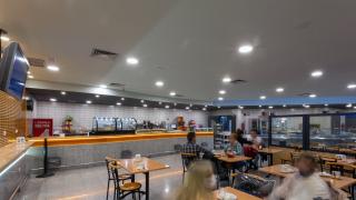 Cafetería del hospital, en las mesas hay gente sentada