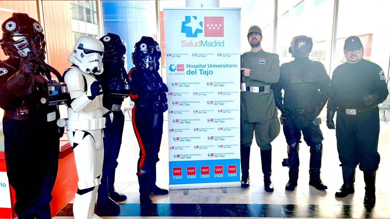 Voluntarios de una asociación cinéfila basada en 'Star Wars' visitan el hospital