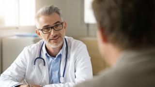 médico explicando algo a un paciente