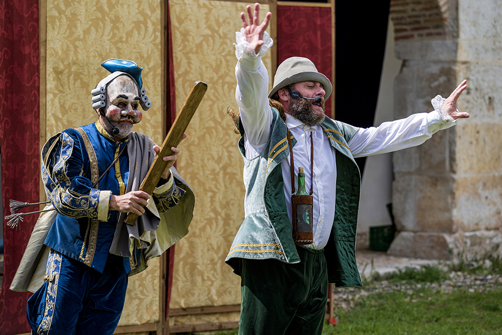El médico a palos. Teatro en Nuevo Baztán Personaje enmascarado con un palo persiguiendo a un hombre
