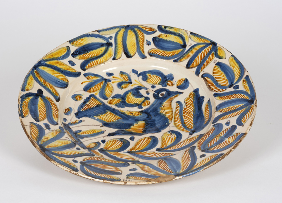 Plato. Loza de Talavera de la Reina. Museo de cerámica y artes suntuarias González Martí plato de cerámica con dibujos en azul y amarillo