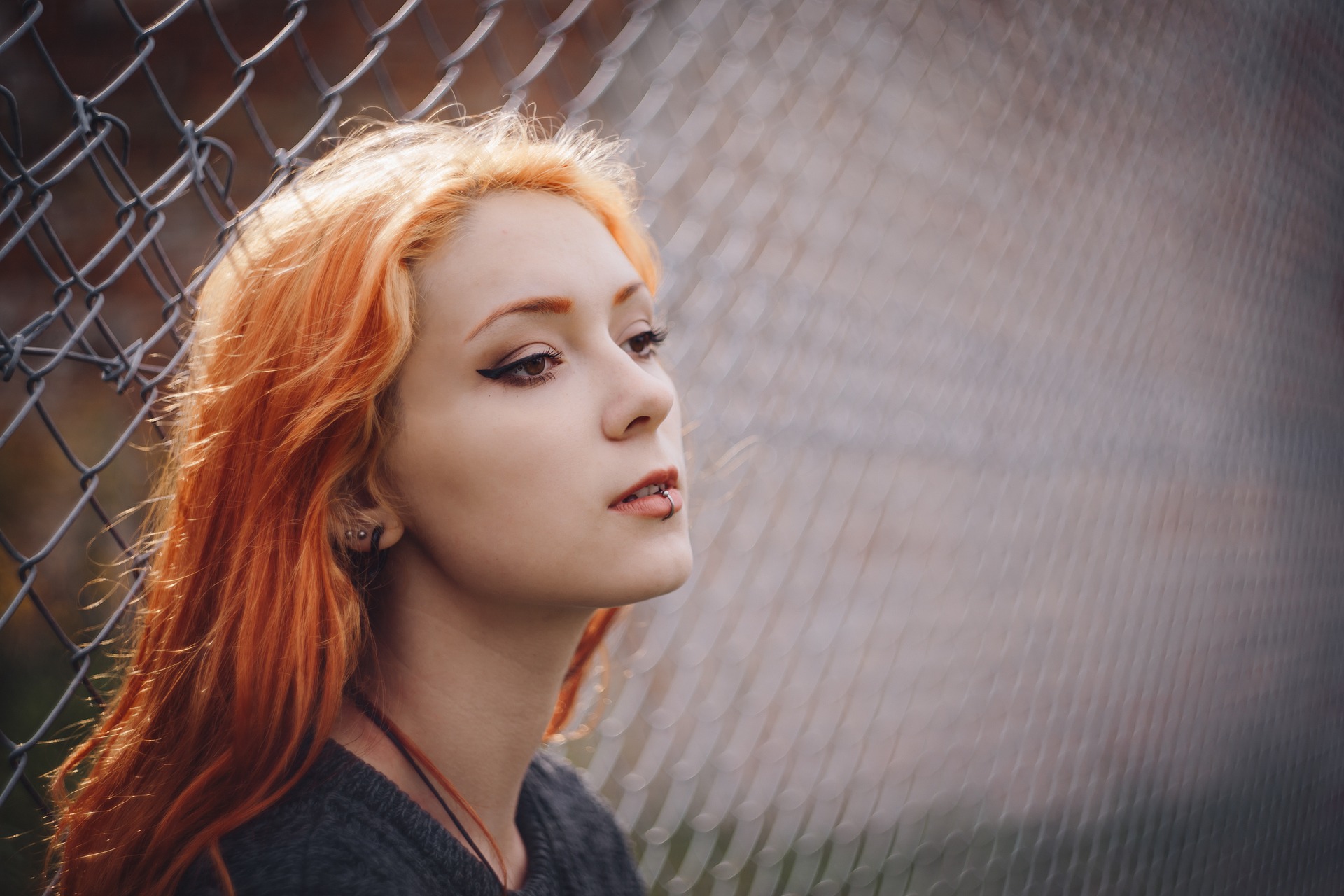 foto de mujer joven con varios piercings