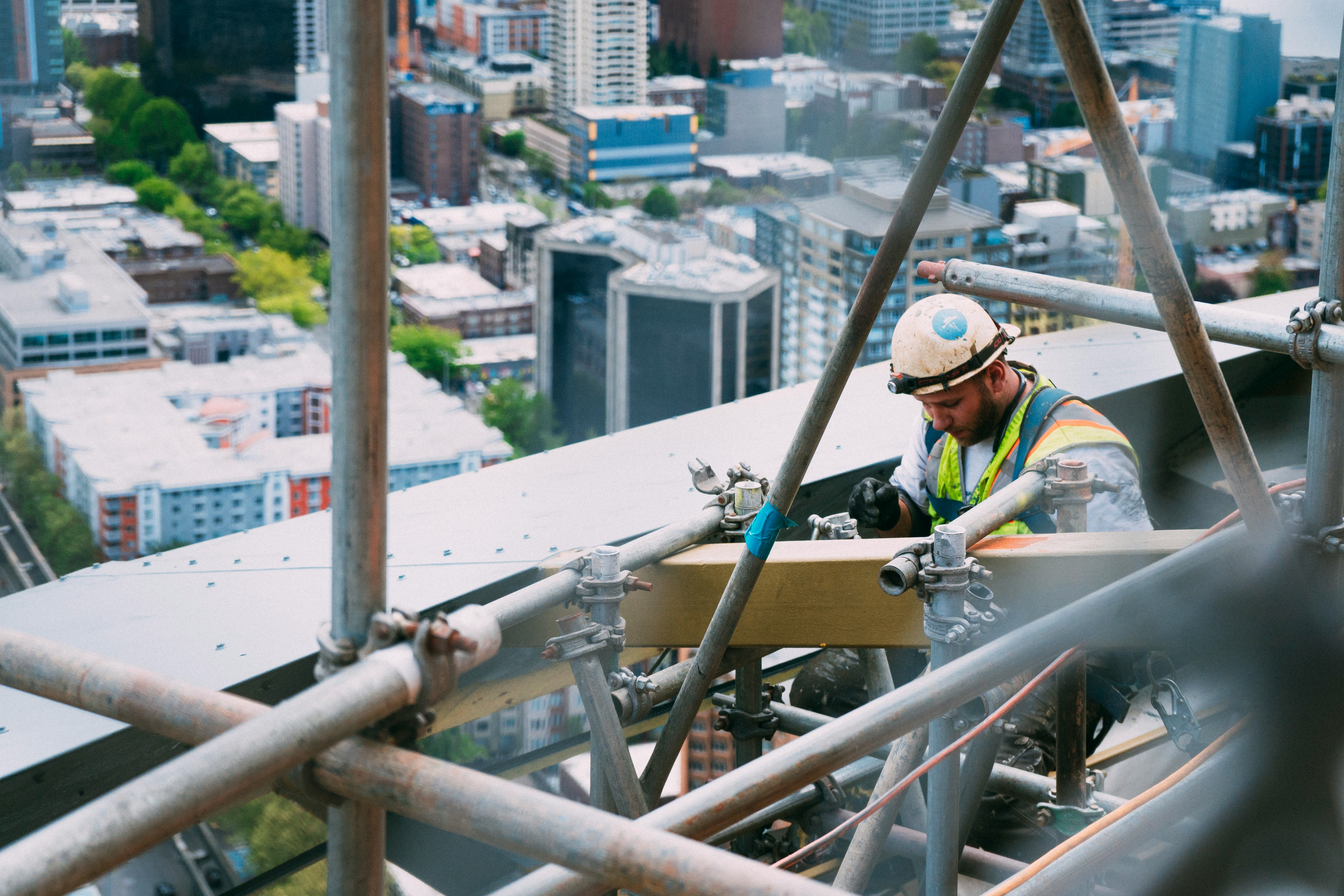 Hombre trabajando en cubierta