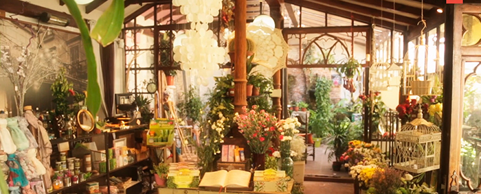 Interior de la floristería centenaria El Ángel del Jardín