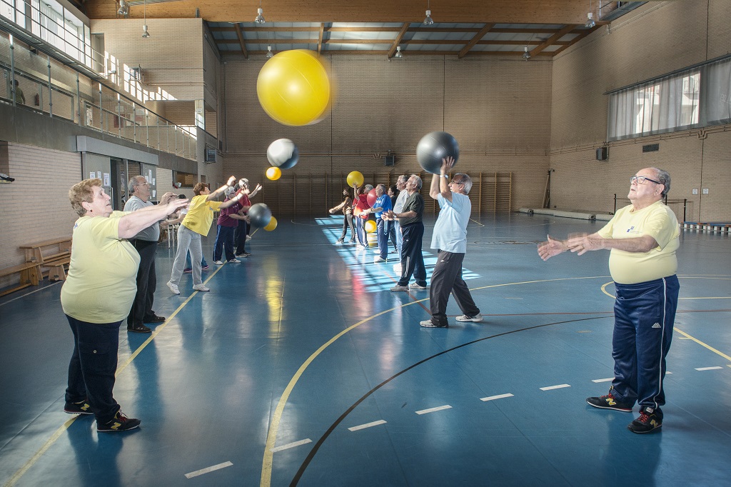 Personas mayores haciendo ejercicio en un gimnasio