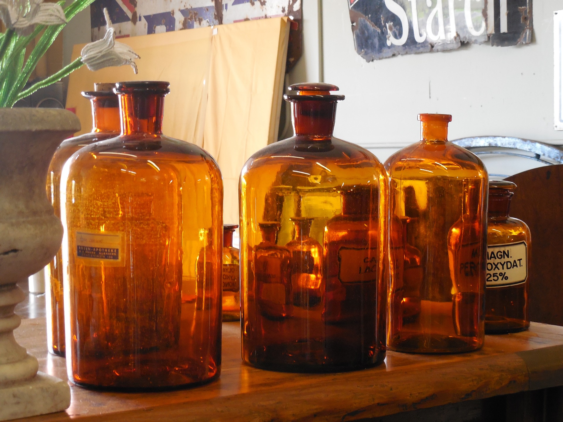 tras botellas vacías de farmacia