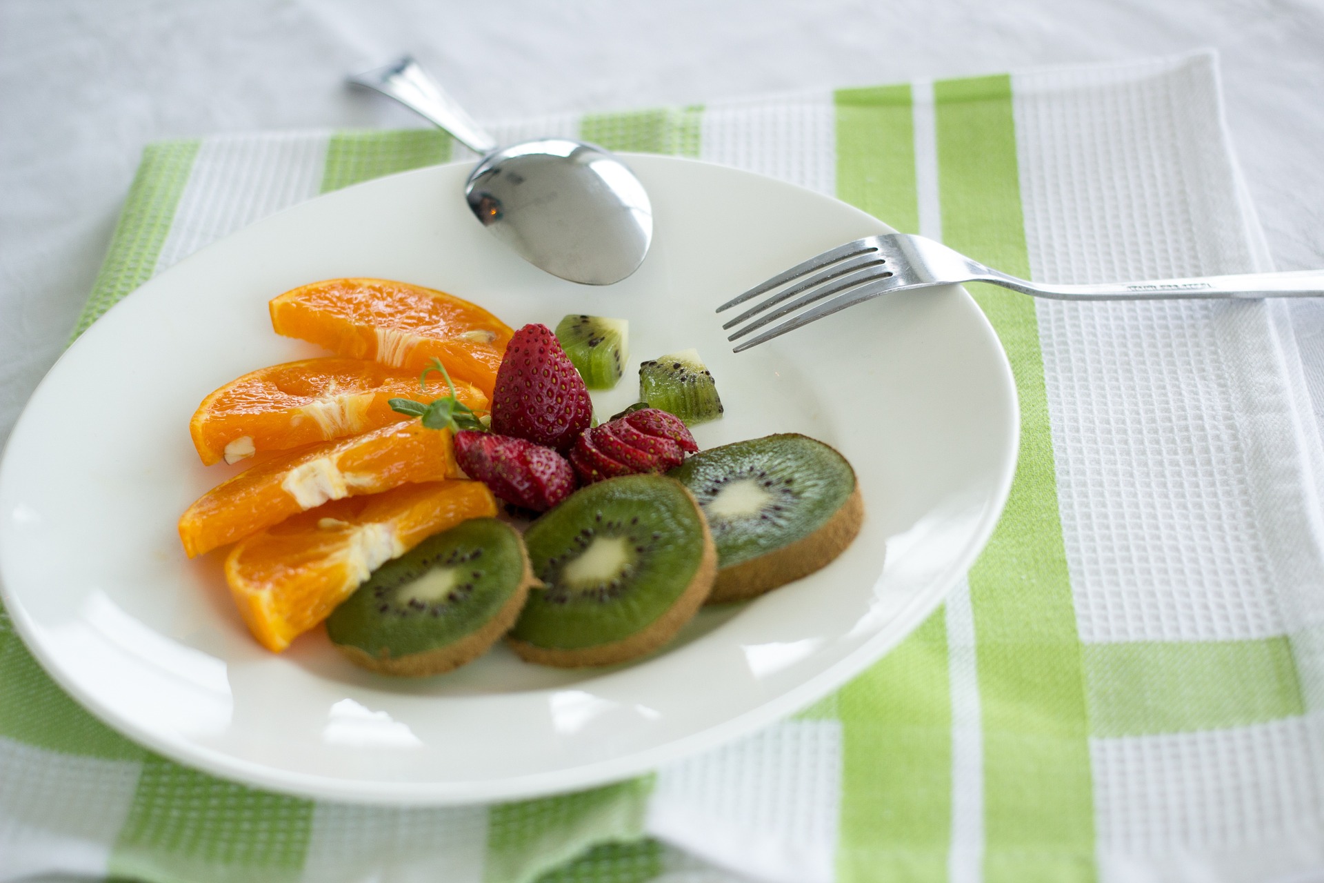 plato con diferentes frutas cortadas