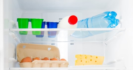 Estante superior de la nevera con alimentos