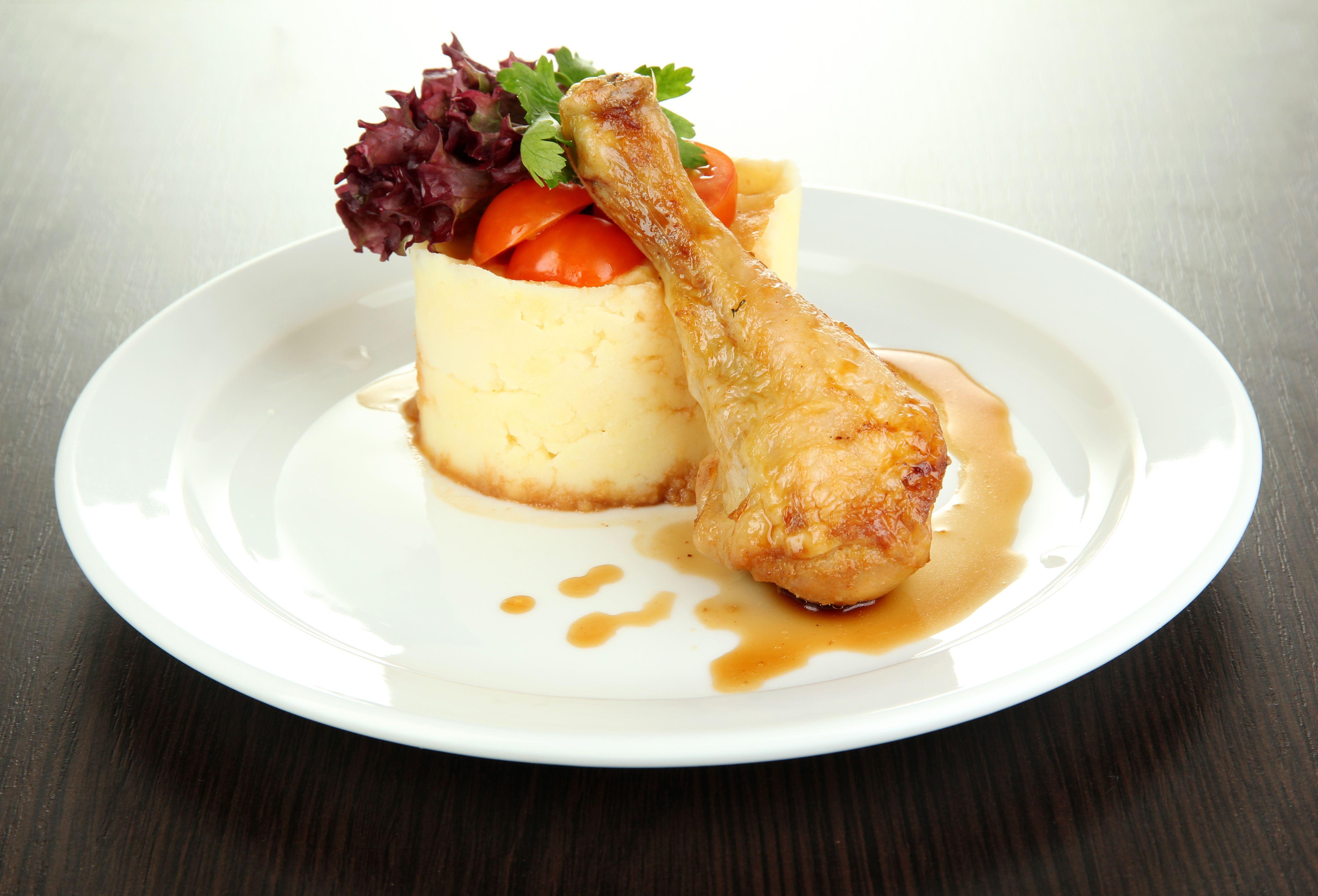 plato con un muslo de pollo y una ensalada