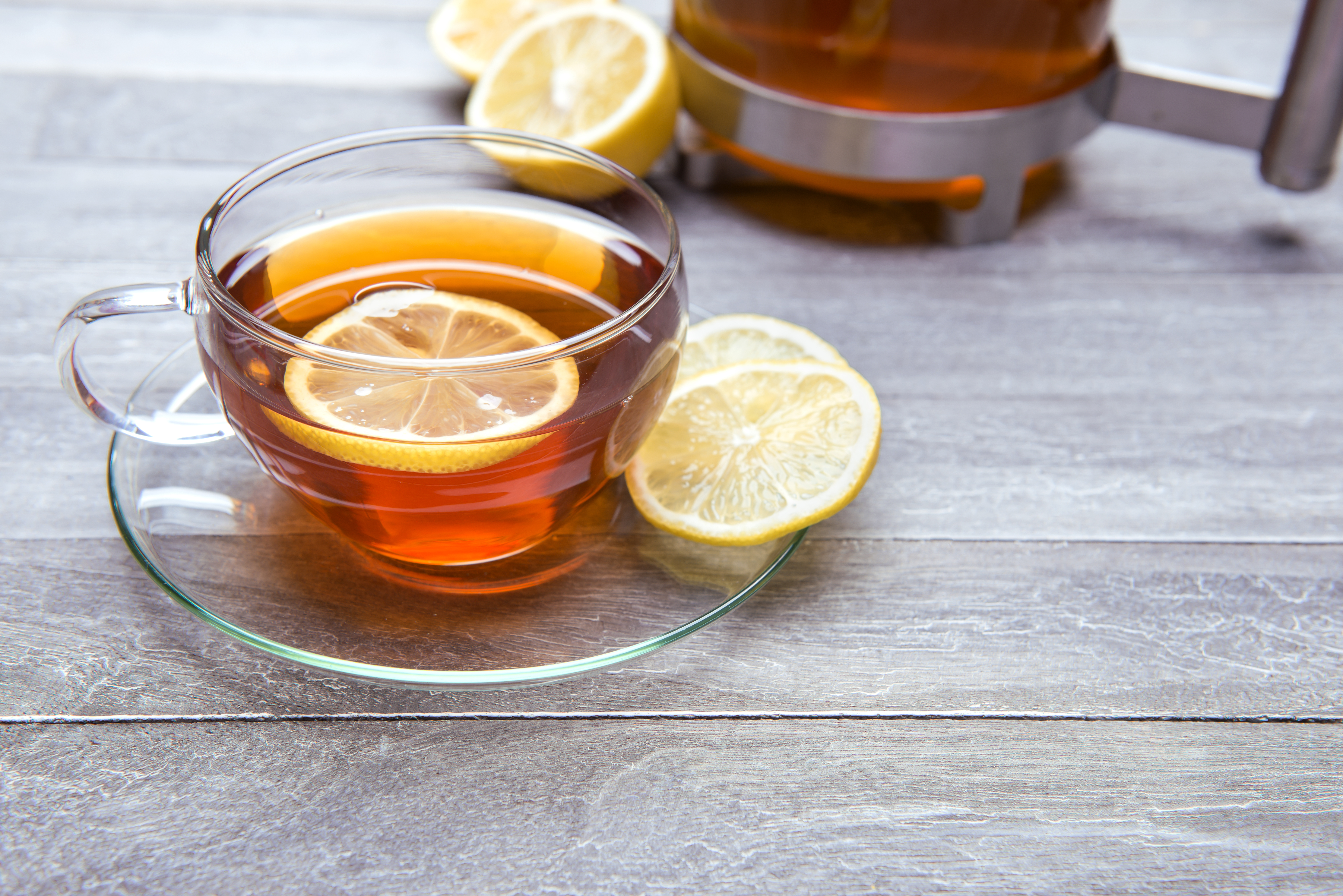 Taza transparente con infusión de naranja 