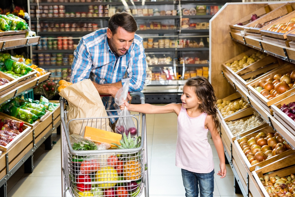 padre e hija haciendo la compra