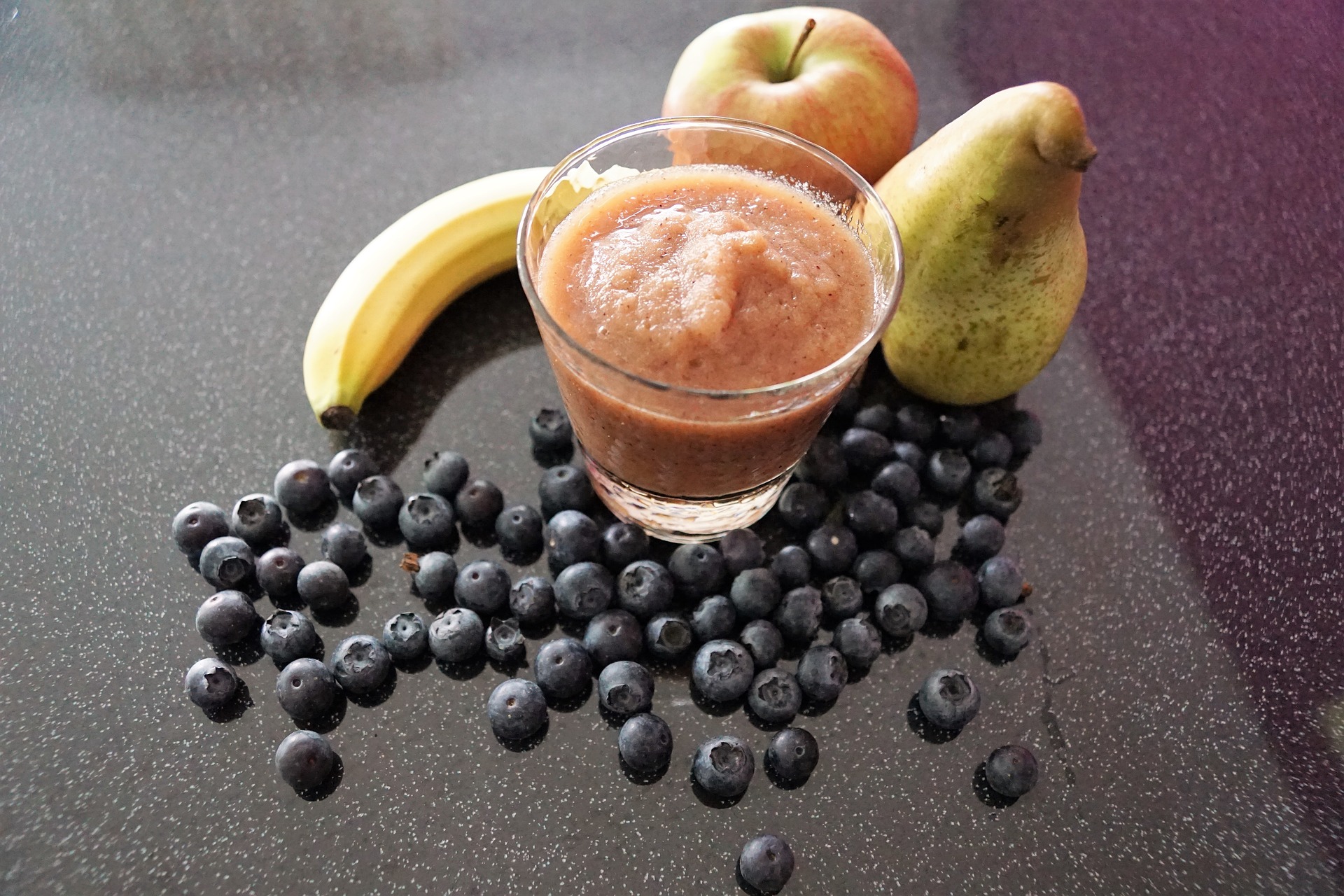 foto de varias frutas sobre una mesa