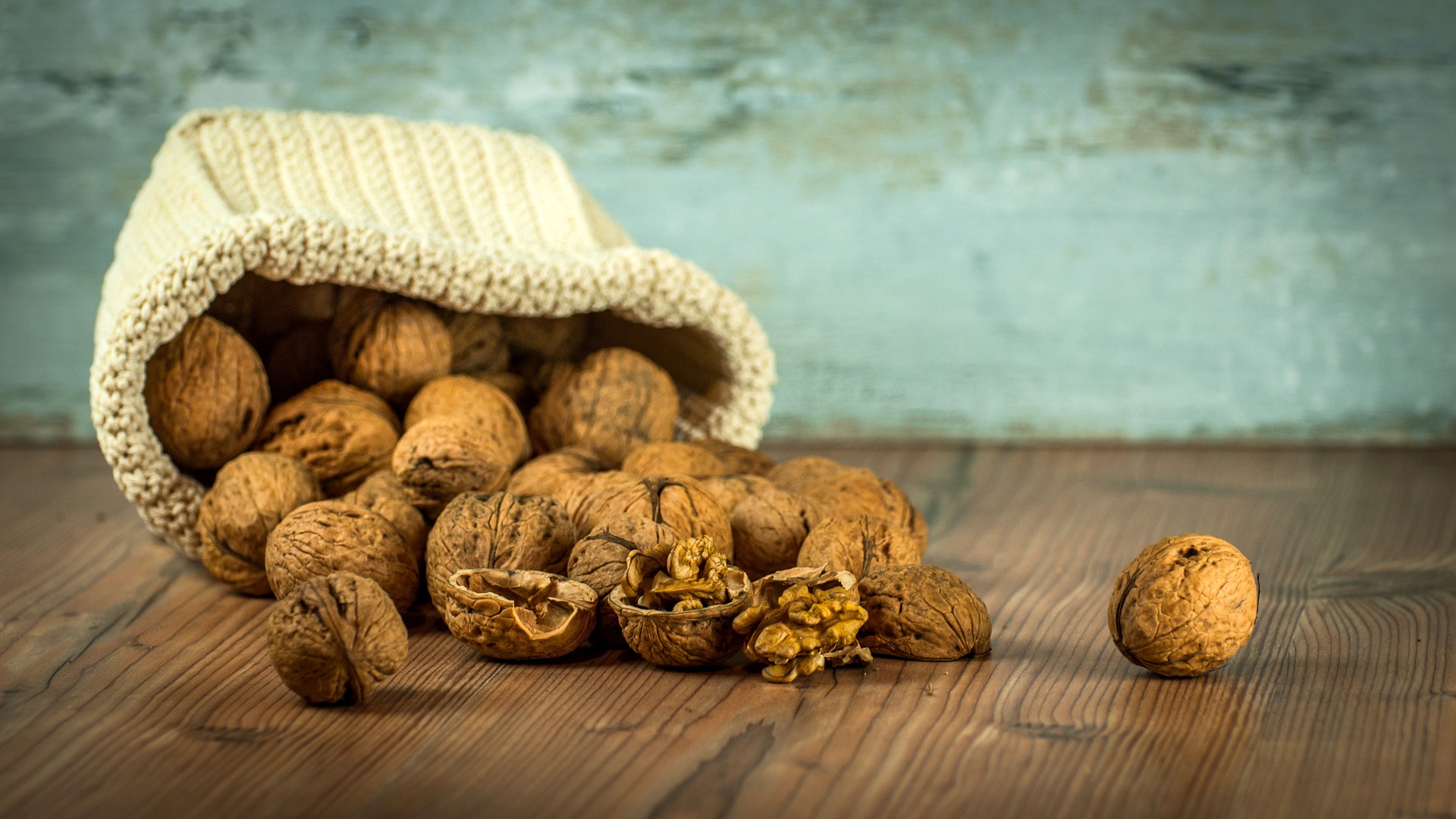 una bolsa con nueces sobre una mesa