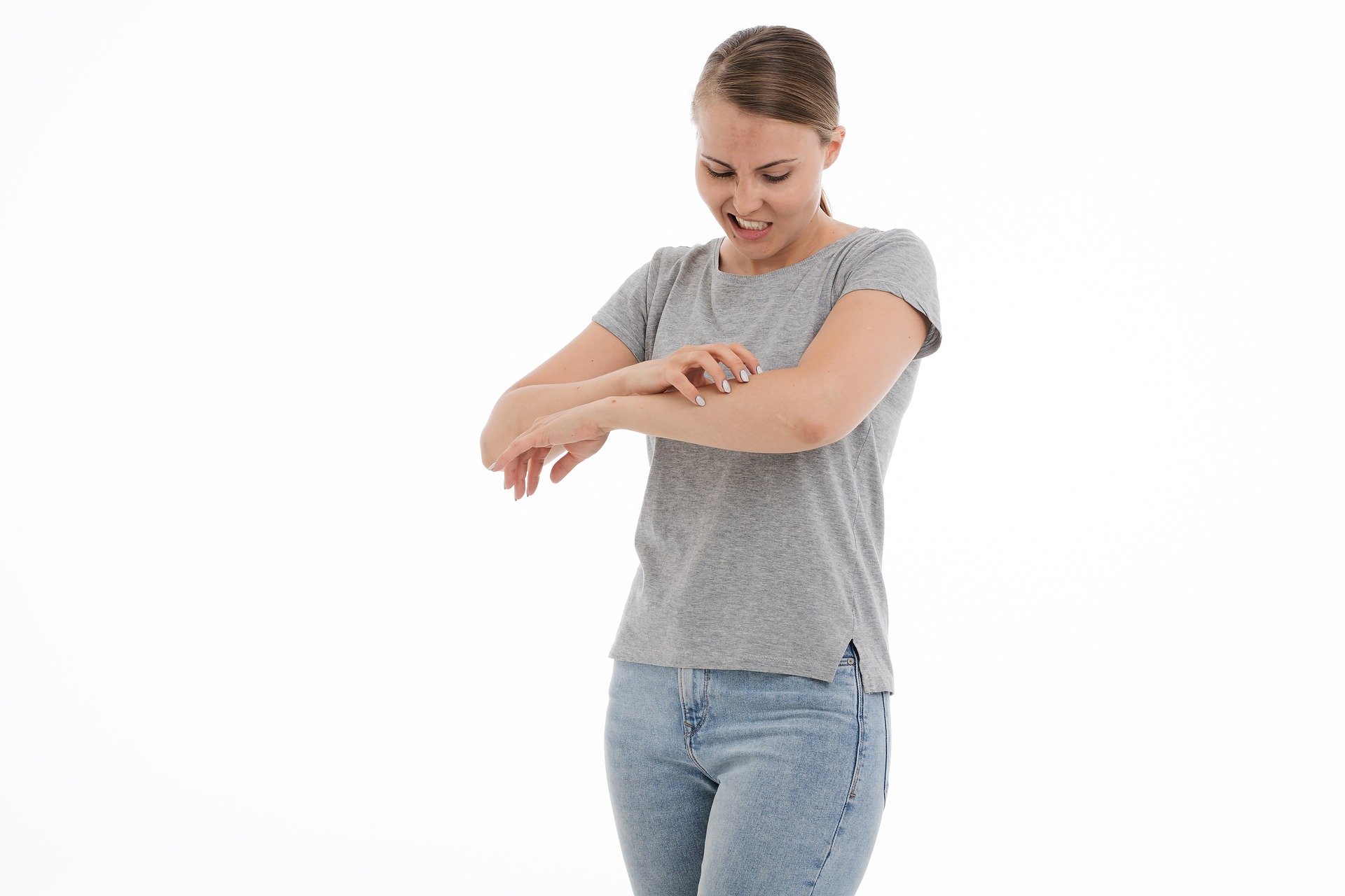 chica rascándose el brazo