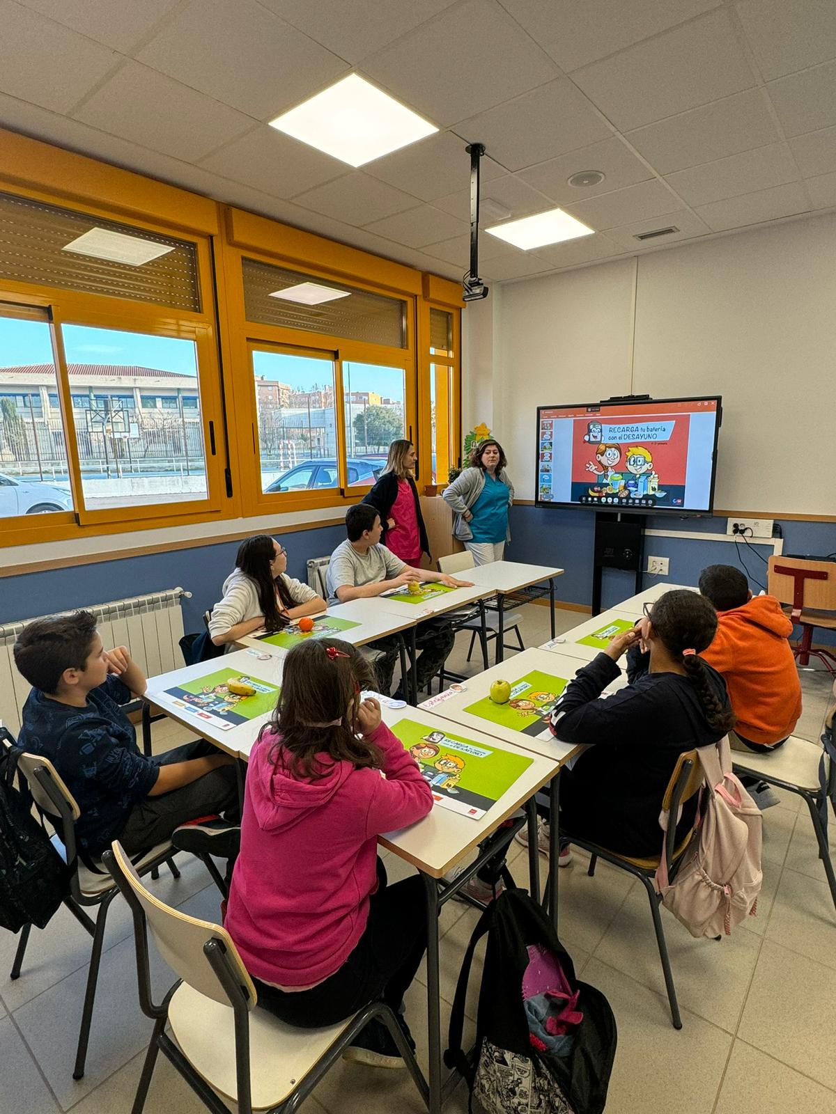 niños en su aula desayunando
