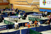 Pabellón con varias mesas de tenis de mesa