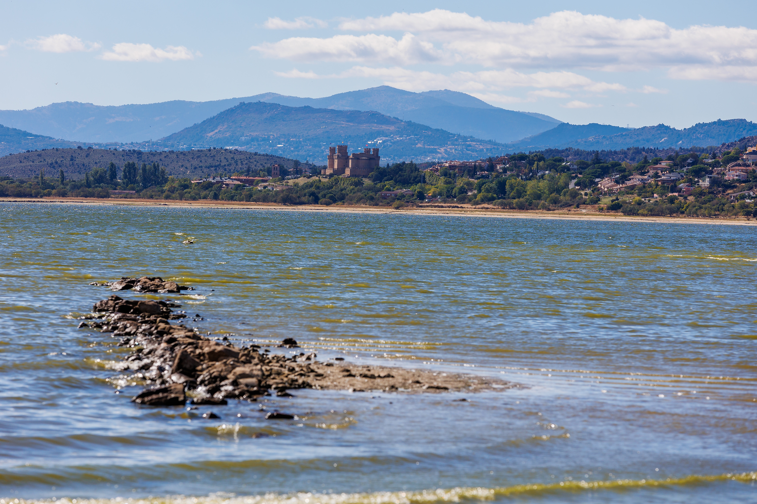 Embalse y castillo de Manzanares