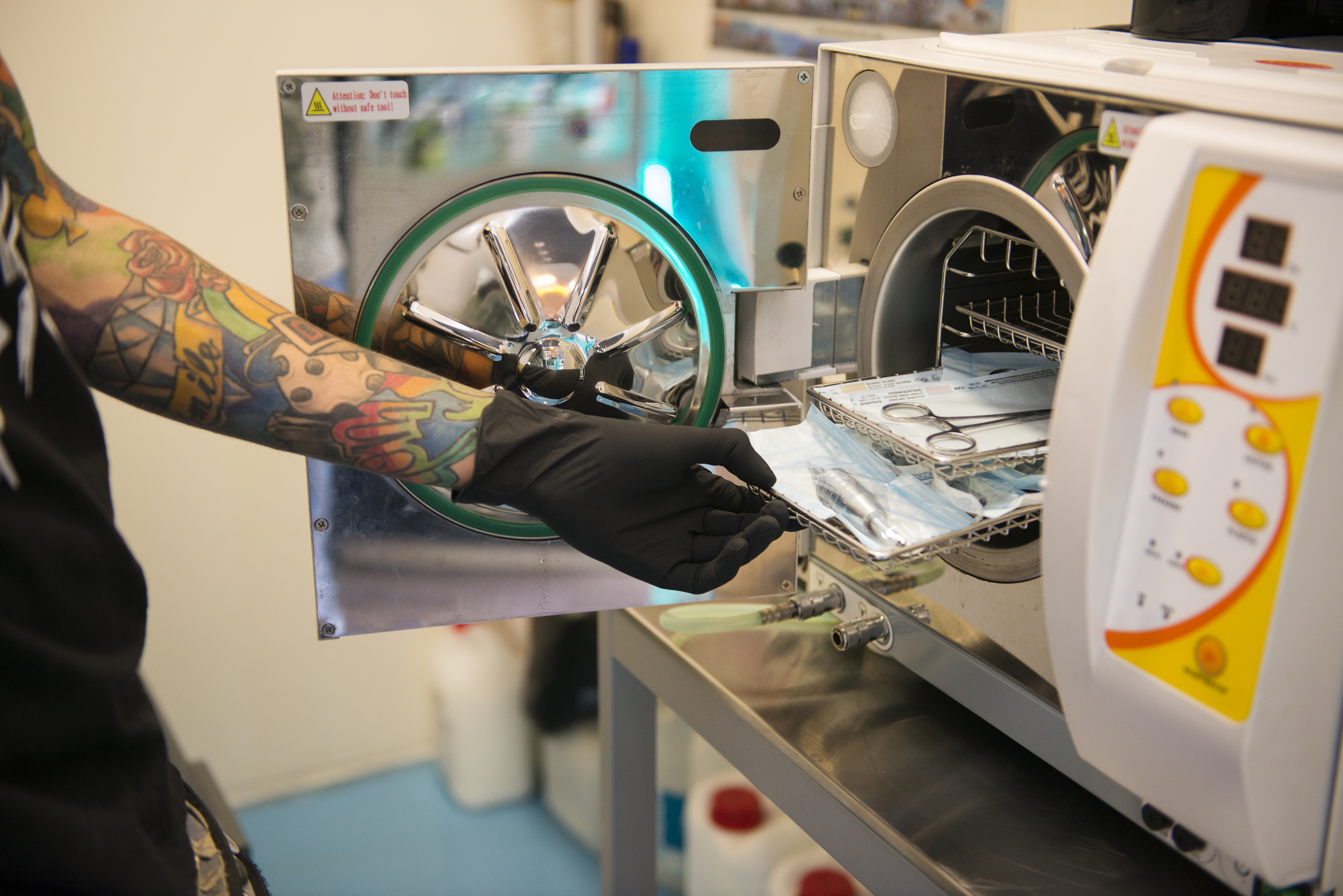 Esterilización en autoclave de instrumental de tatuaje