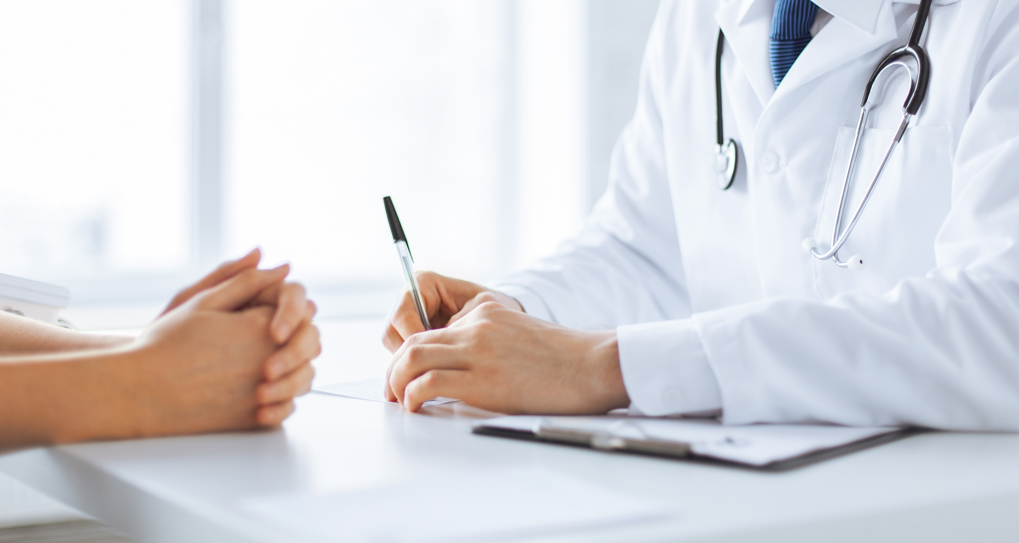 foto de detalle de las manos de un profesional sanitario escribiendo