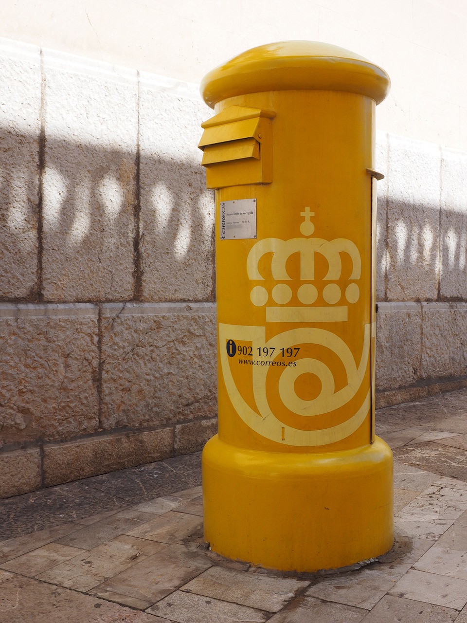 buzón de correos amarillo