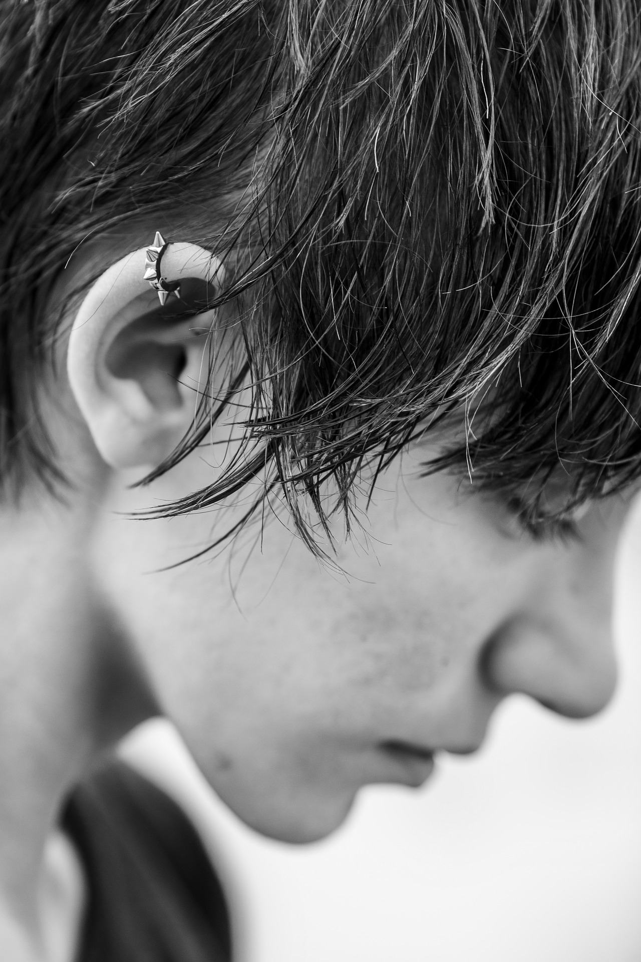 foto de chico con piercing en una oreja