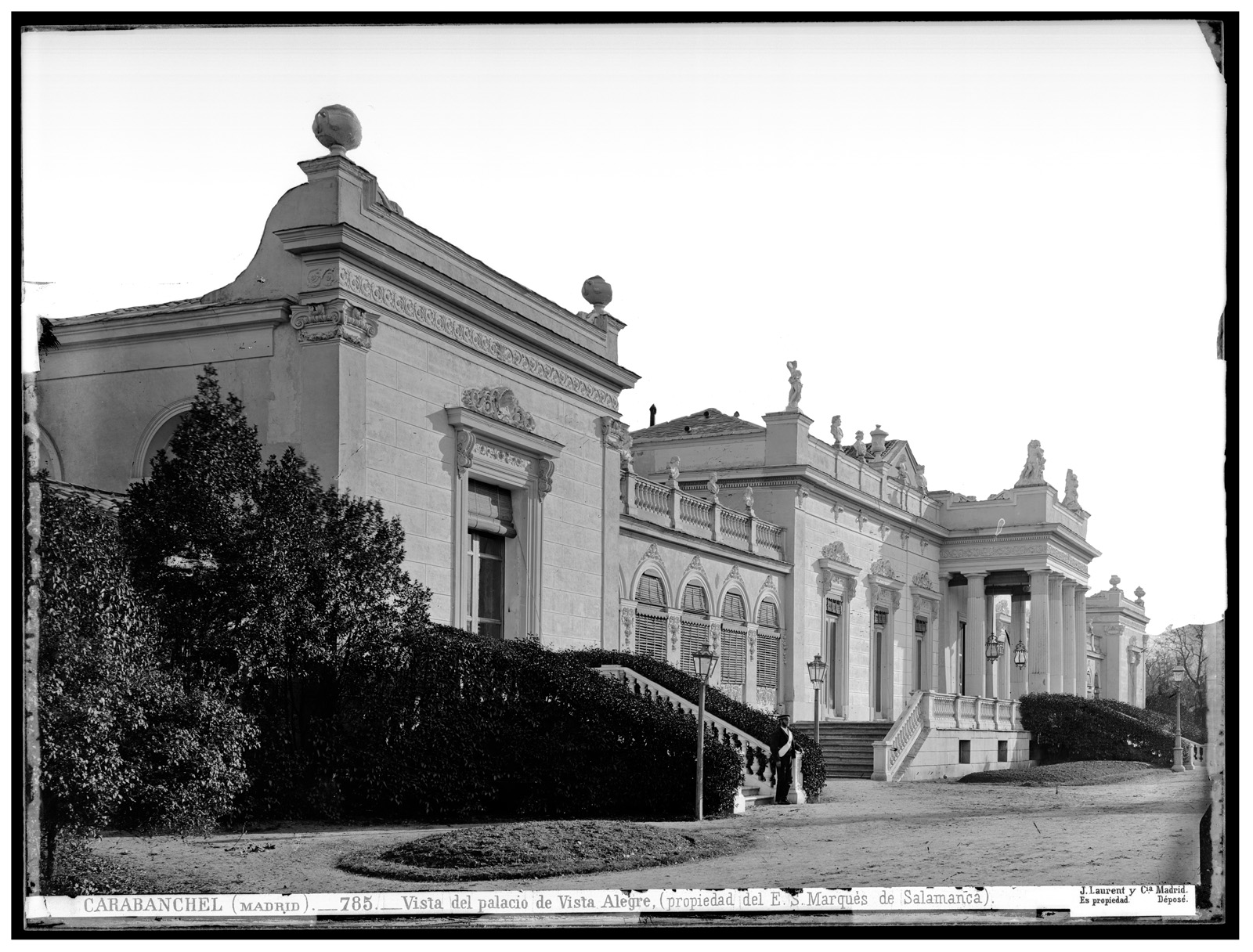 Fotografía en blanco y negro de la fachada del palacio nuevo