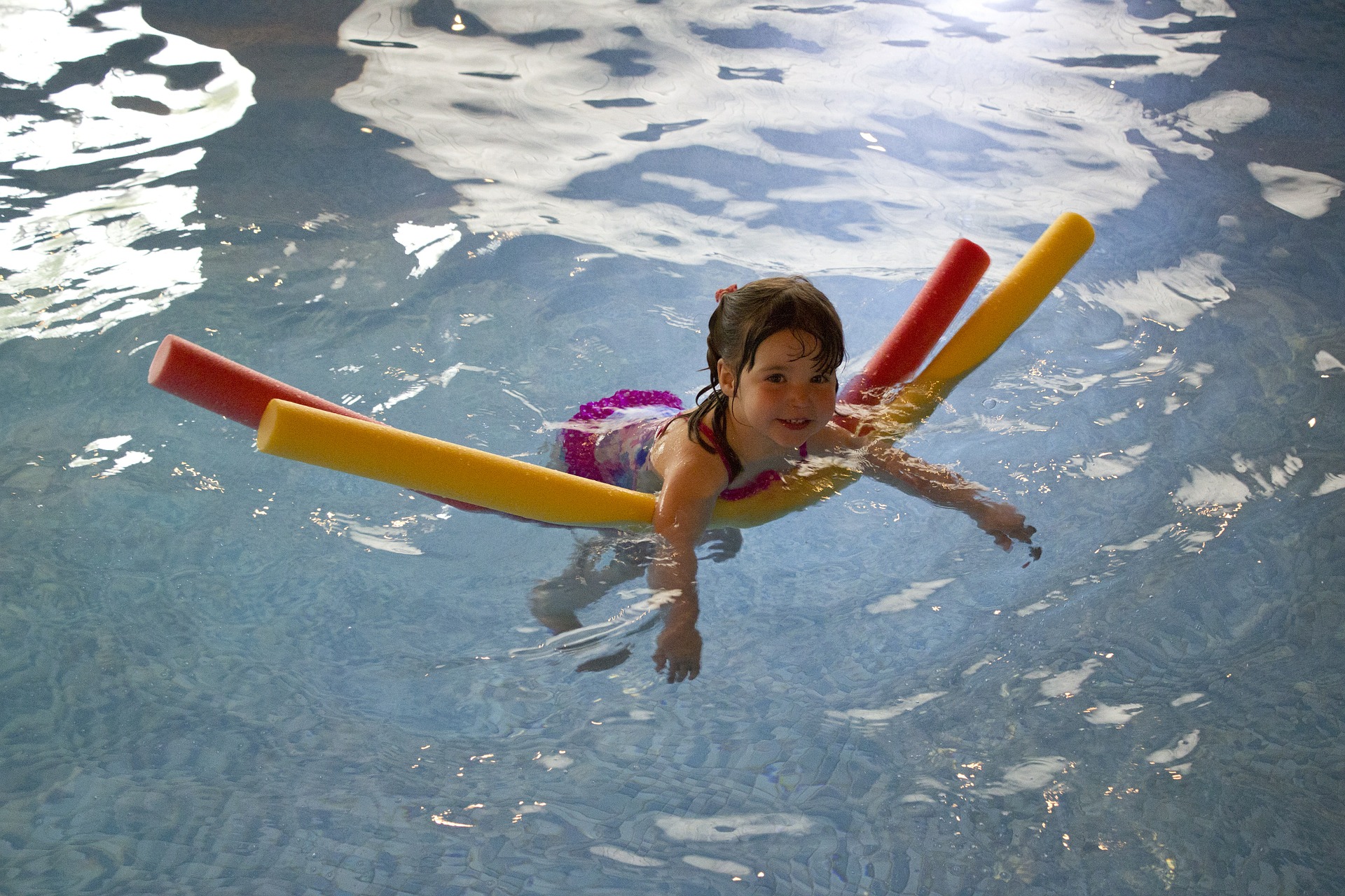 Niña nadando en una piscina