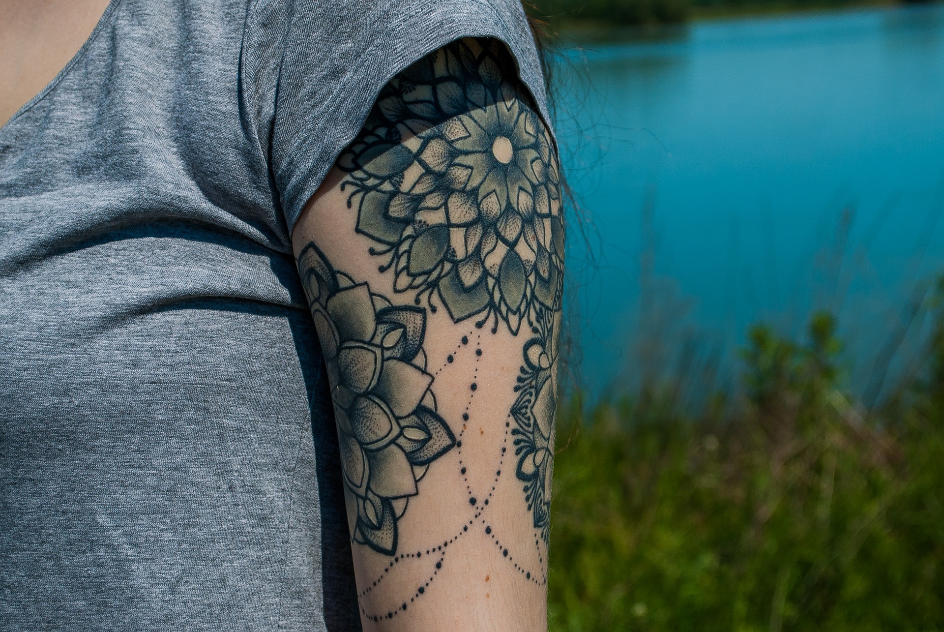 Chica con brazo tatuado